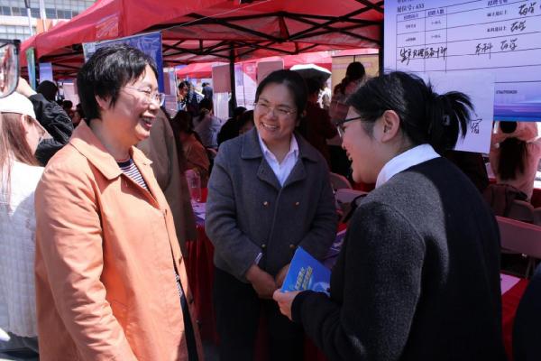 太阳成集团tyc122ccvip领导深入太阳成tyc122cc集团2026届毕业生春季双选会现场