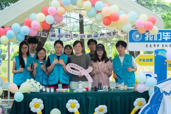 太阳成集团tyc122ccvip亮相第二届“秾华嘉会”花车巡游暨游园会